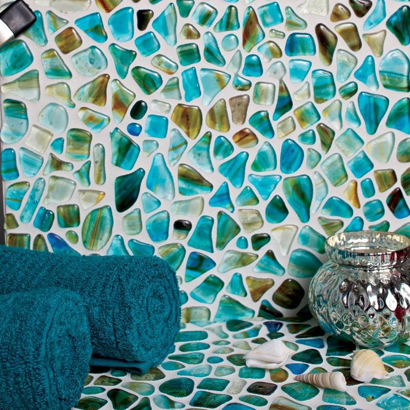 Foto di una piccola stanza da bagno padronale design con vasca con piedi a zampa di leone, doccia alcova, piastrelle blu, pareti blu e pavimento con piastrelle a mosaico