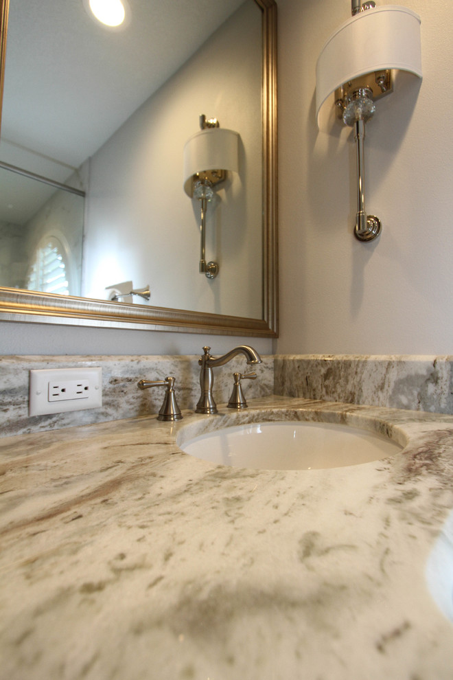 Пример оригинального дизайна: главная ванная комната в классическом стиле с фасадами с утопленной филенкой, темными деревянными фасадами, белой плиткой, плиткой мозаикой, полом из керамогранита и мраморной столешницей