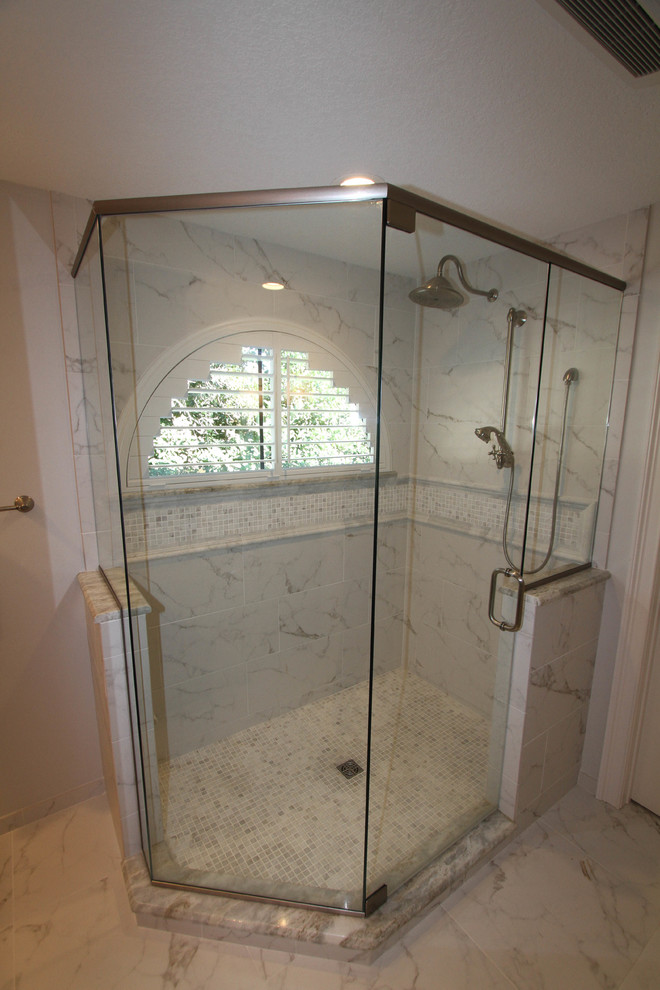 Exemple d'une salle de bain principale chic avec une douche d'angle, un sol en carrelage de porcelaine et des carreaux de porcelaine.