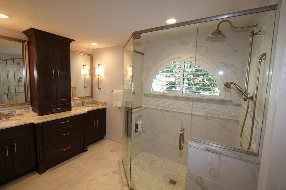 Exempel på ett klassiskt en-suite badrum, med skåp i mörkt trä, en hörndusch, klinkergolv i porslin, marmorbänkskiva, luckor med infälld panel, vit kakel, mosaik och ett undermonterad handfat