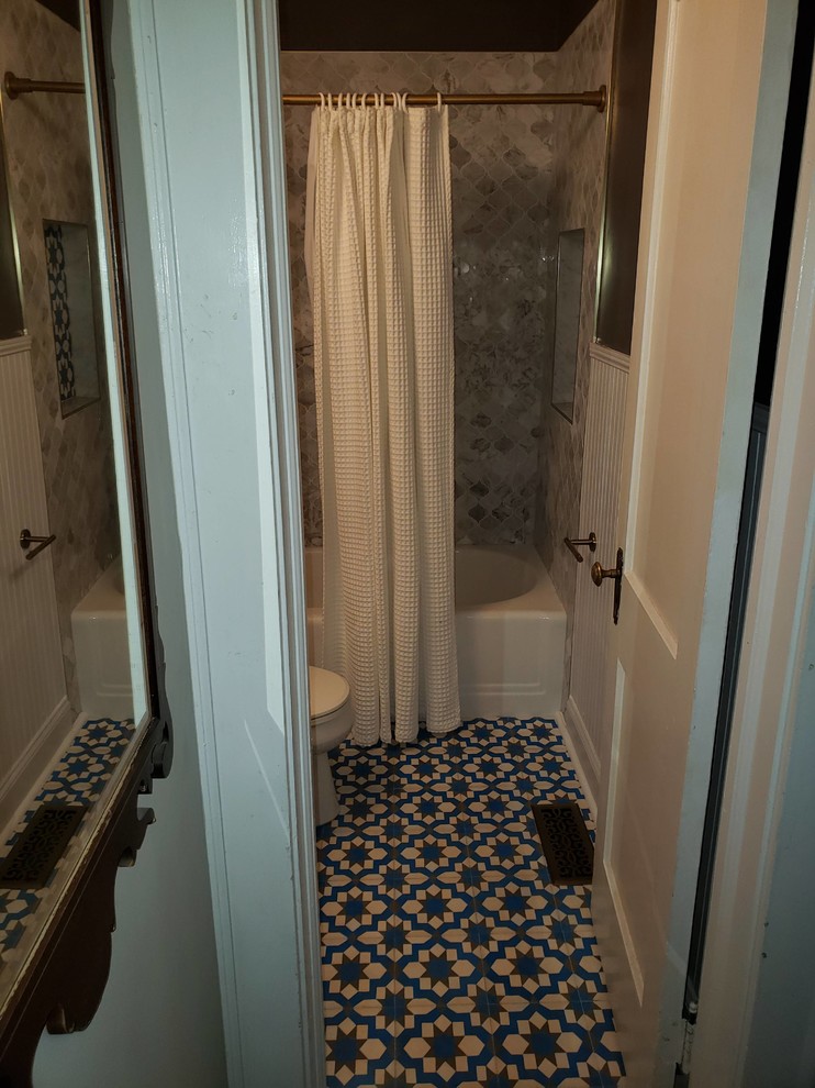 Kleines Modernes Badezimmer mit braunen Schränken, Badewanne in Nische, Duschbadewanne, Wandtoilette mit Spülkasten, blauen Fliesen, weißen Fliesen, Marmorfliesen, grauer Wandfarbe, Mosaik-Bodenfliesen, Quarzit-Waschtisch, buntem Boden, Duschvorhang-Duschabtrennung und weißer Waschtischplatte in Raleigh