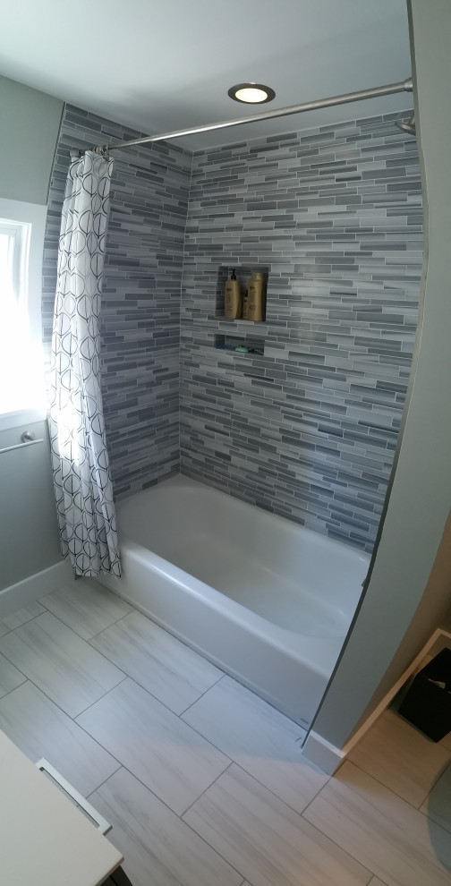 Inspiration för ett mellanstort vintage en-suite badrum, med ett badkar i en alkov, en dusch/badkar-kombination, marmorkakel, klinkergolv i porslin, vitt golv, dusch med duschdraperi och flerfärgad kakel