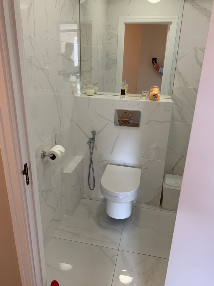 Immagine di una stanza da bagno moderna con vasca ad alcova, piastrelle bianche, top piastrellato, pavimento bianco e top bianco