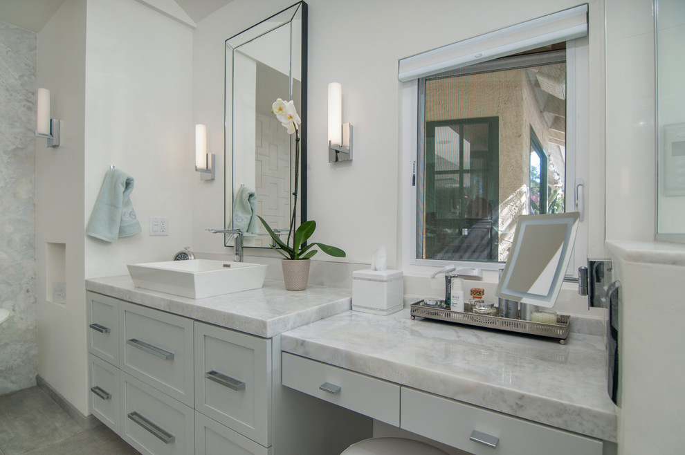 Стильный дизайн: большая главная ванная комната в стиле неоклассика (современная классика) с фасадами в стиле шейкер, серыми фасадами, белыми стенами, полом из керамогранита, настольной раковиной, мраморной столешницей, серым полом, отдельно стоящей ванной, угловым душем, унитазом-моноблоком, белой плиткой, керамогранитной плиткой и душем с распашными дверями - последний тренд