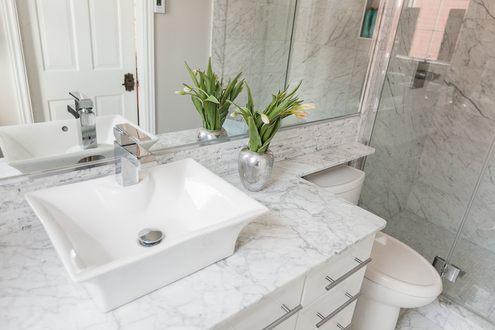 Idéer för ett mellanstort klassiskt en-suite badrum, med släta luckor, vita skåp, en dusch i en alkov, vit kakel, stenkakel, vita väggar, mosaikgolv, ett fristående handfat, marmorbänkskiva och en toalettstol med hel cisternkåpa