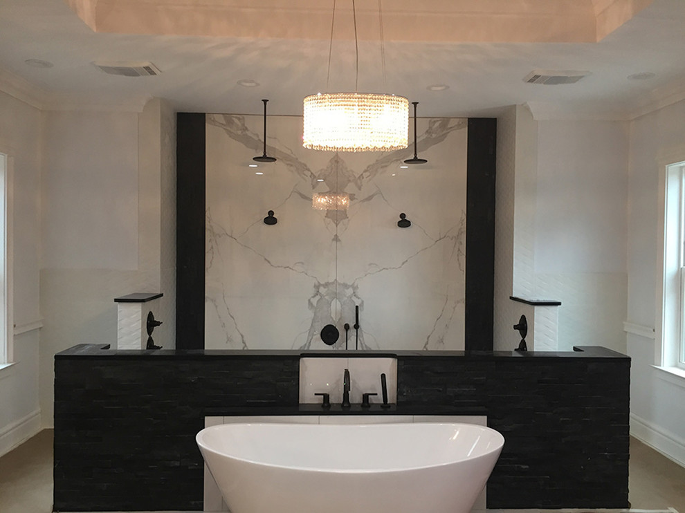 На фото: большая главная ванная комната в современном стиле с отдельно стоящей ванной, двойным душем, серой плиткой, белой плиткой, мраморной плиткой, серыми стенами, коричневым полом и открытым душем с