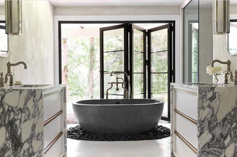 На фото: ванная комната в стиле модернизм с мраморной столешницей