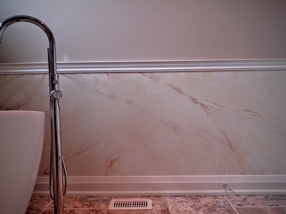 Mittelgroßes Modernes Badezimmer En Suite mit freistehender Badewanne, Duschnische, weißen Fliesen, Steinplatten, grauer Wandfarbe, Kalkstein und beigem Boden in Toronto