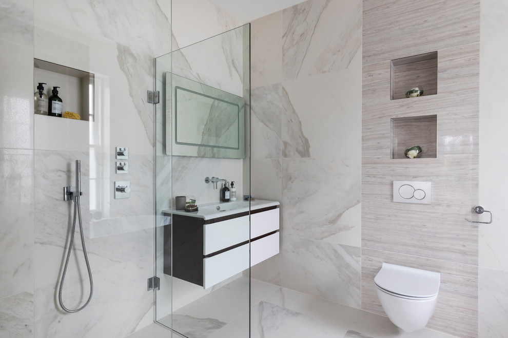 Inspiration för ett litet funkis badrum med dusch, med släta luckor, vita skåp, våtrum, en toalettstol med hel cisternkåpa, svart och vit kakel, vit kakel, marmorkakel, vita väggar, marmorgolv, ett väggmonterat handfat, bänkskiva i akrylsten, vitt golv och med dusch som är öppen