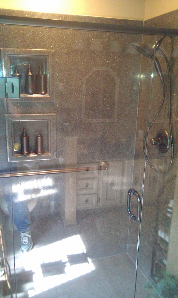 Exempel på ett klassiskt badrum, med en dusch i en alkov