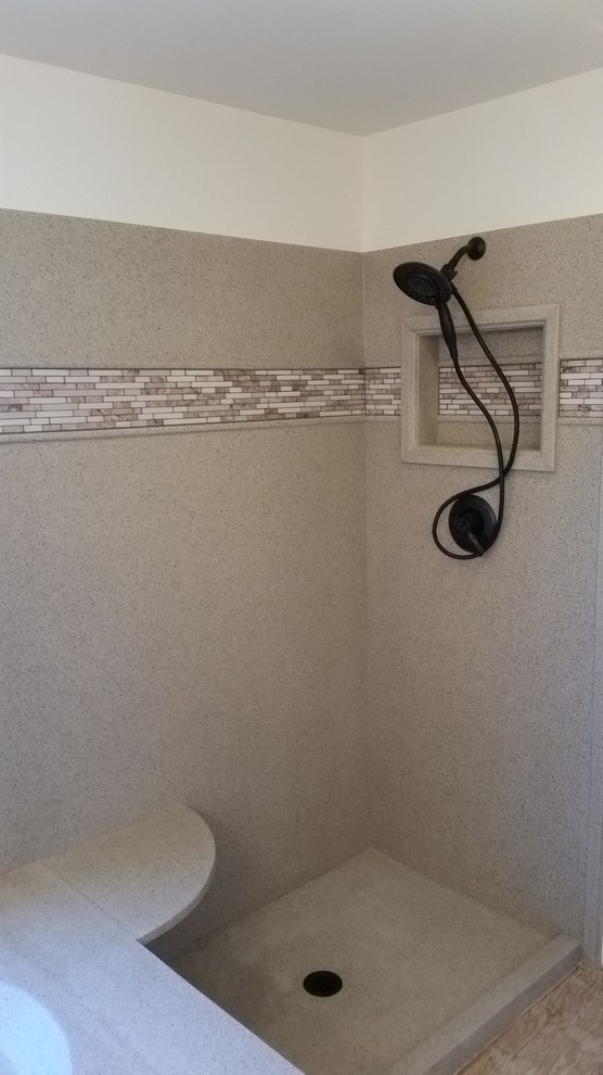 Foto di una stanza da bagno chic con doccia alcova