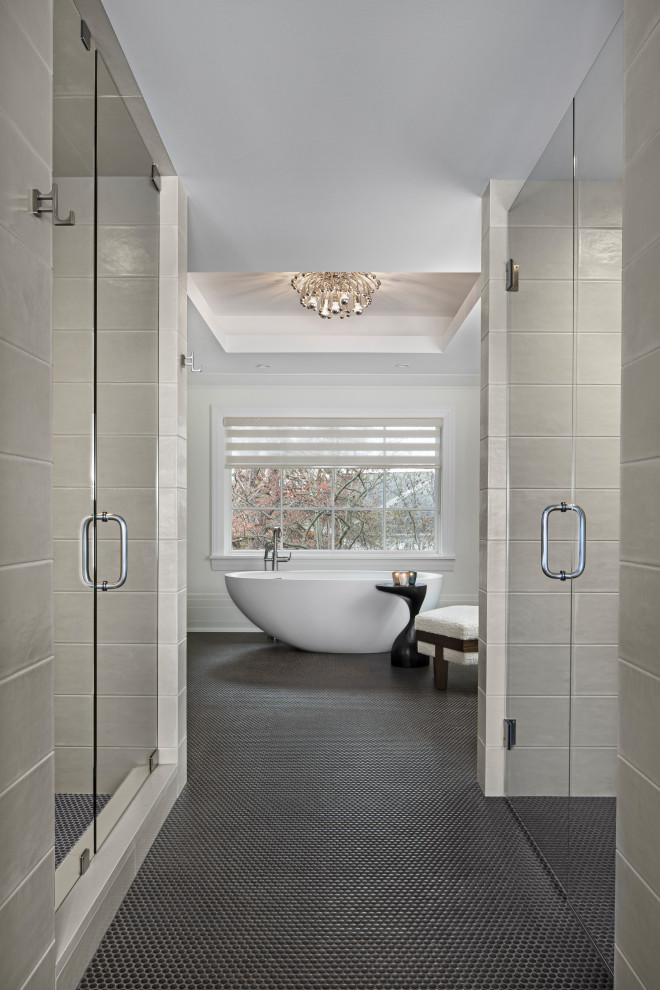 Свежая идея для дизайна: большая главная ванная комната в стиле ретро с фасадами цвета дерева среднего тона, отдельно стоящей ванной, открытым душем, раздельным унитазом, бежевой плиткой, керамогранитной плиткой, белыми стенами, полом из керамогранита, столешницей из искусственного кварца, коричневым полом, душем с распашными дверями, белой столешницей, сиденьем для душа, тумбой под одну раковину, напольной тумбой и многоуровневым потолком - отличное фото интерьера