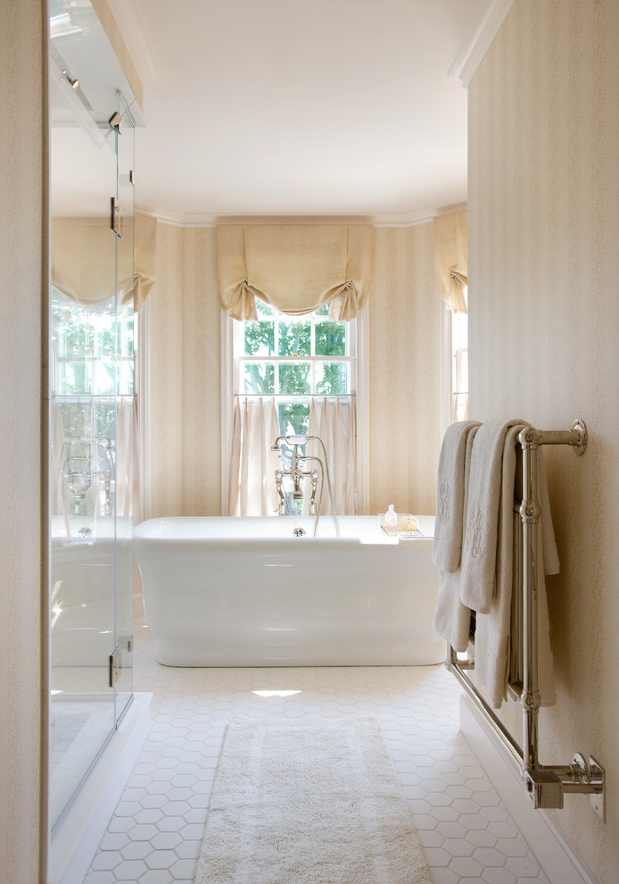 Ejemplo de cuarto de baño principal clásico con ducha esquinera, baldosas y/o azulejos blancos, paredes beige y suelo de baldosas de porcelana