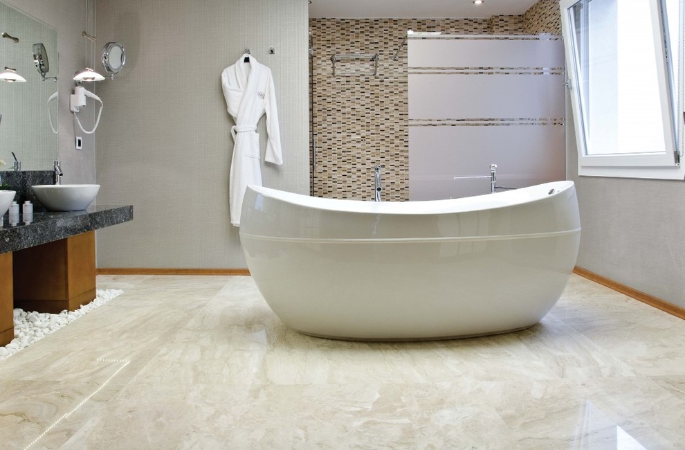 Aménagement d'une grande salle de bain principale contemporaine avec une douche ouverte, un mur gris, une vasque et un plan de toilette en granite.