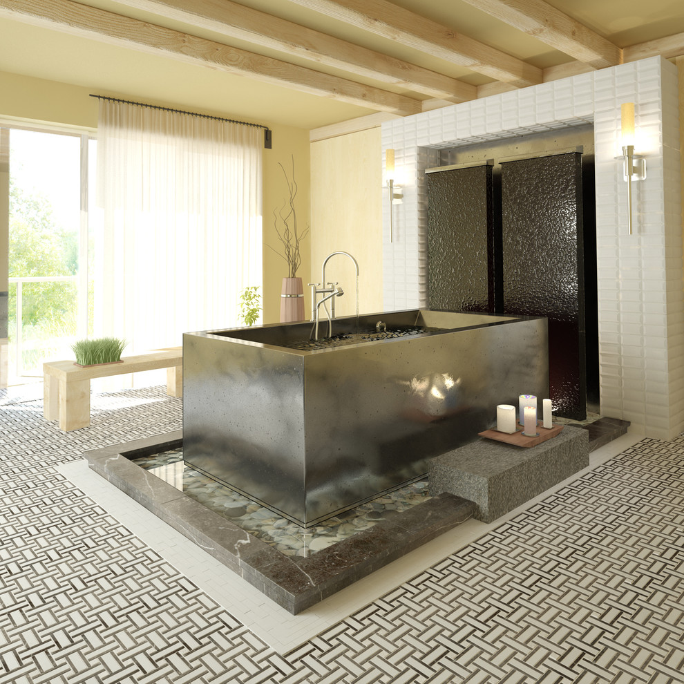 Medelhavsstil inredning av ett badrum, med ett japanskt badkar och beige väggar