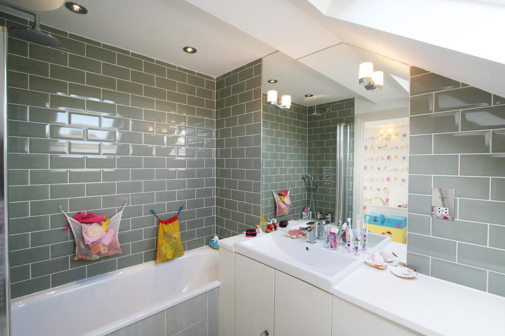 Idee per una stanza da bagno padronale classica di medie dimensioni con ante in stile shaker, ante bianche, piastrelle verdi, piastrelle in ceramica e pavimento con piastrelle in ceramica