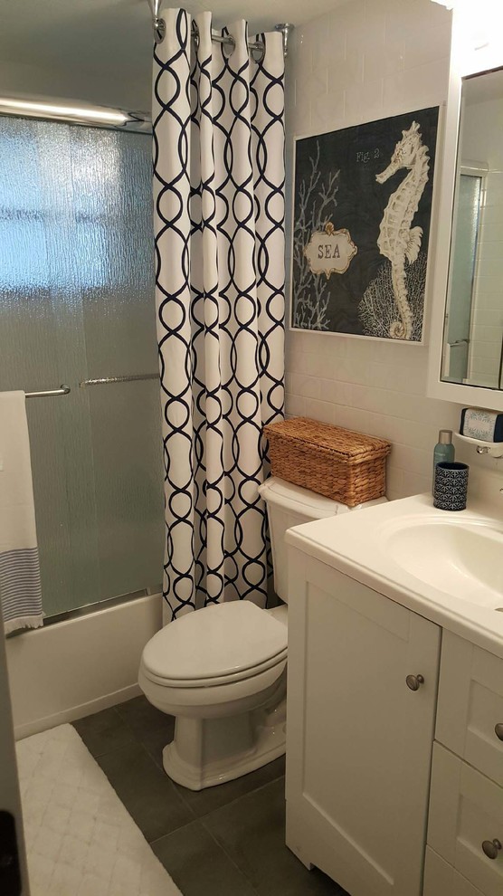 Esempio di una piccola stanza da bagno con doccia costiera con ante in stile shaker, ante bianche, piastrelle bianche, piastrelle diamantate, pavimento in ardesia, top in quarzo composito e pavimento grigio