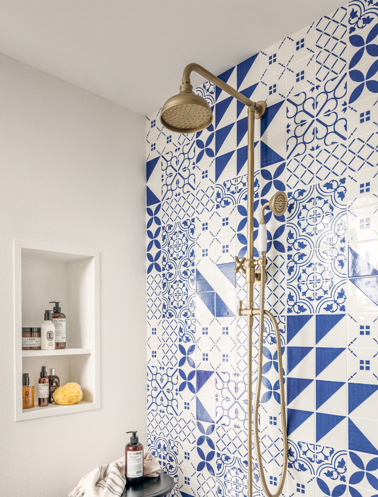 На фото: ванная комната среднего размера в современном стиле с открытым душем, синей плиткой, белой плиткой, керамогранитной плиткой, белыми стенами, душевой кабиной и открытым душем