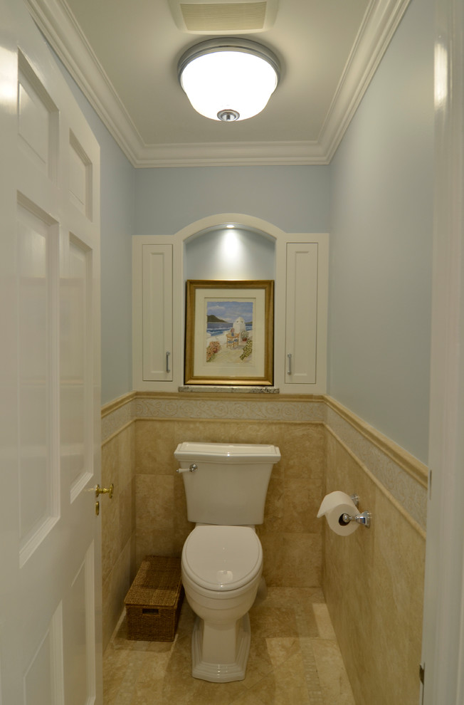 Идея дизайна: туалет в классическом стиле с фасадами в стиле шейкер, белыми фасадами, столешницей из гранита, раздельным унитазом, бежевой плиткой, каменной плиткой, синими стенами и полом из травертина