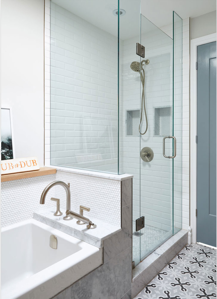 Imagen de cuarto de baño principal contemporáneo con armarios con paneles lisos y encimera de acrílico