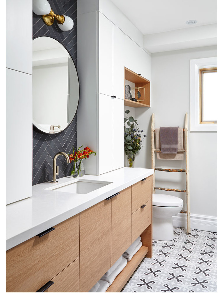 Diseño de cuarto de baño principal contemporáneo con armarios con paneles lisos y encimera de acrílico
