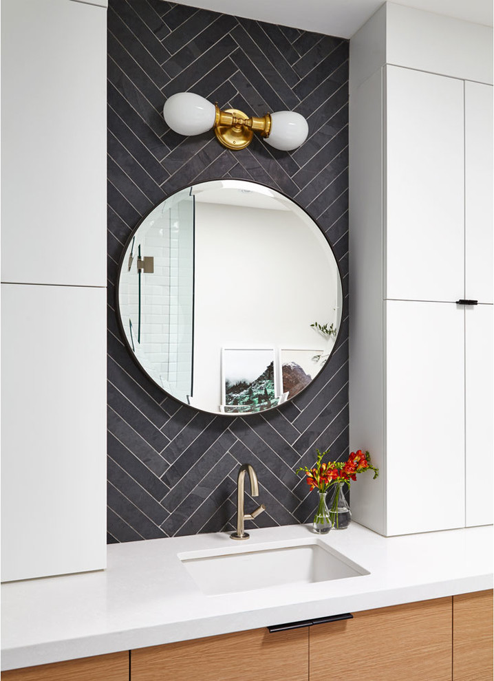 Стильный дизайн: главная ванная комната в современном стиле с плоскими фасадами, столешницей из искусственного камня, белыми фасадами, черными стенами и врезной раковиной - последний тренд