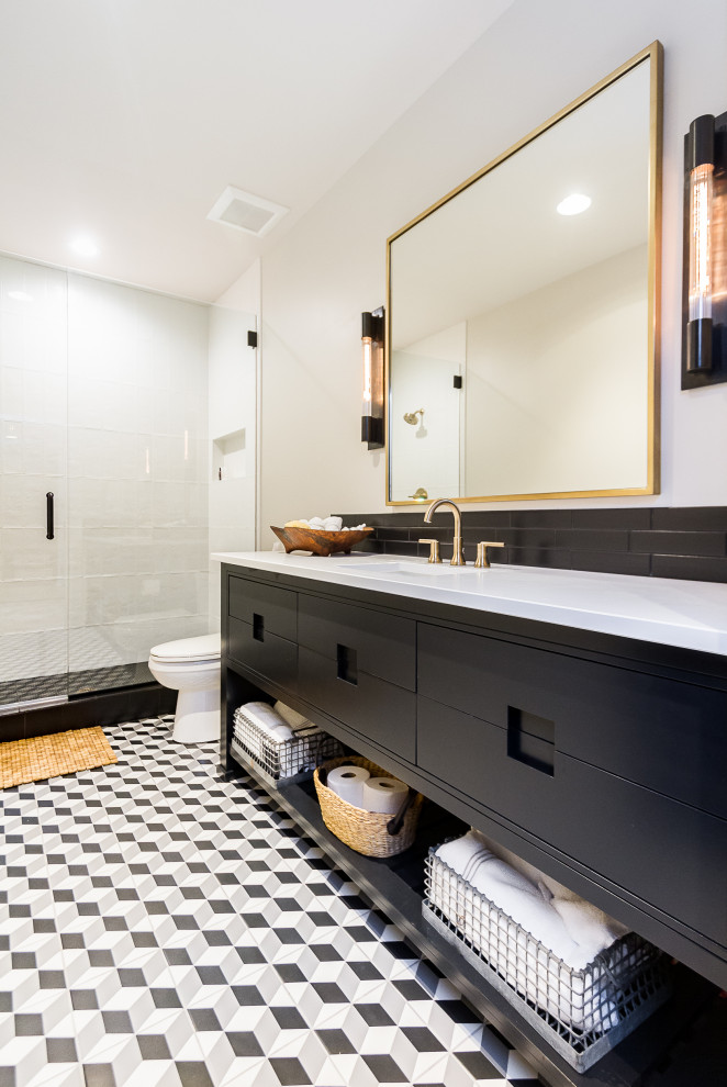 Idee per una stanza da bagno design con ante lisce, ante nere, piastrelle bianche, pareti grigie, lavabo sottopiano, pavimento multicolore e top bianco