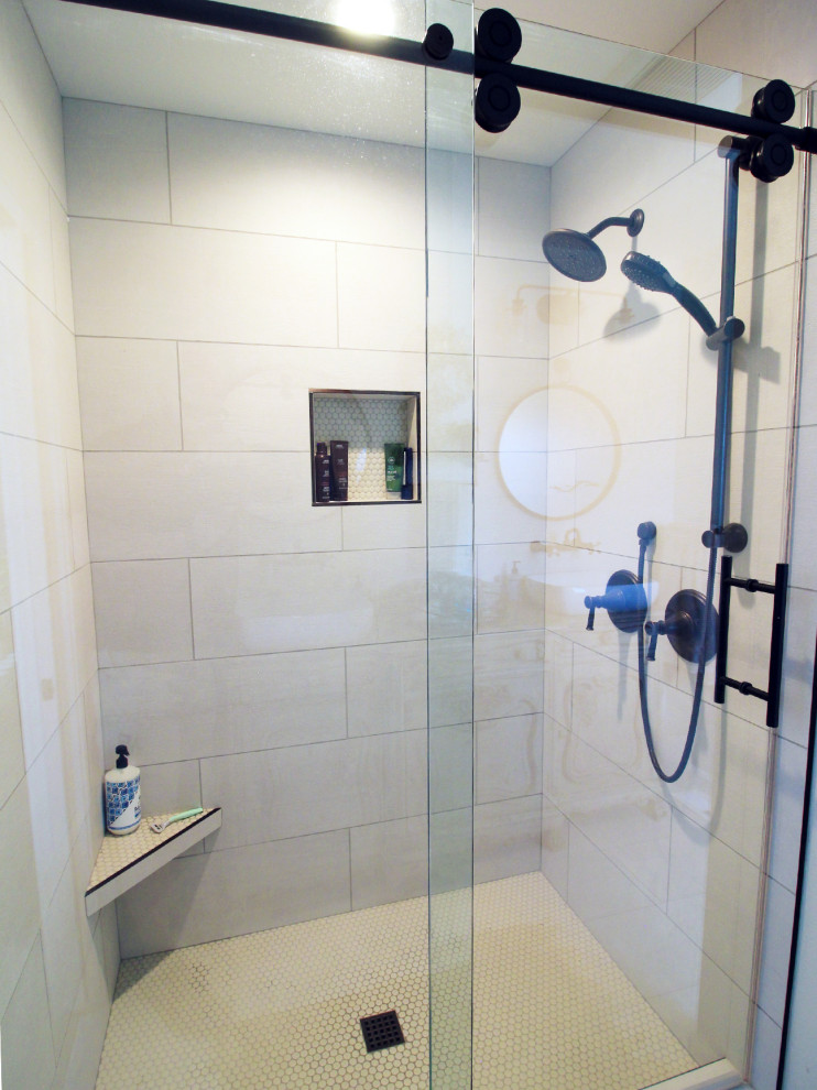 Eklektisk inredning av ett litet grön grönt en-suite badrum, med möbel-liknande, gröna skåp, en öppen dusch, grå kakel, porslinskakel, vita väggar, klinkergolv i porslin, ett fristående handfat, träbänkskiva, grått golv och dusch med skjutdörr
