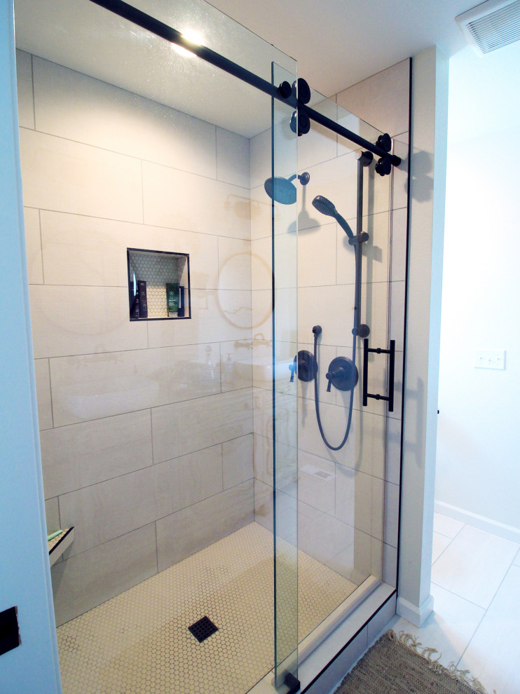 Inspiration för ett litet eklektiskt grön grönt en-suite badrum, med möbel-liknande, gröna skåp, en öppen dusch, grå kakel, porslinskakel, vita väggar, klinkergolv i porslin, ett fristående handfat, träbänkskiva, grått golv och dusch med skjutdörr