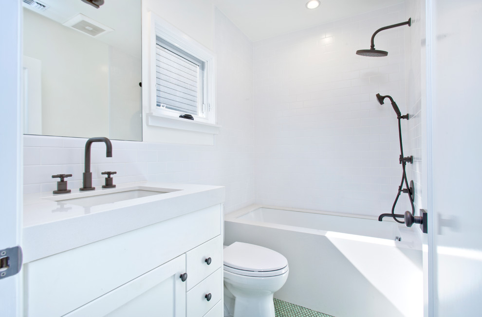 Esempio di una stanza da bagno contemporanea con top in quarzo composito, WC monopezzo e piastrelle bianche