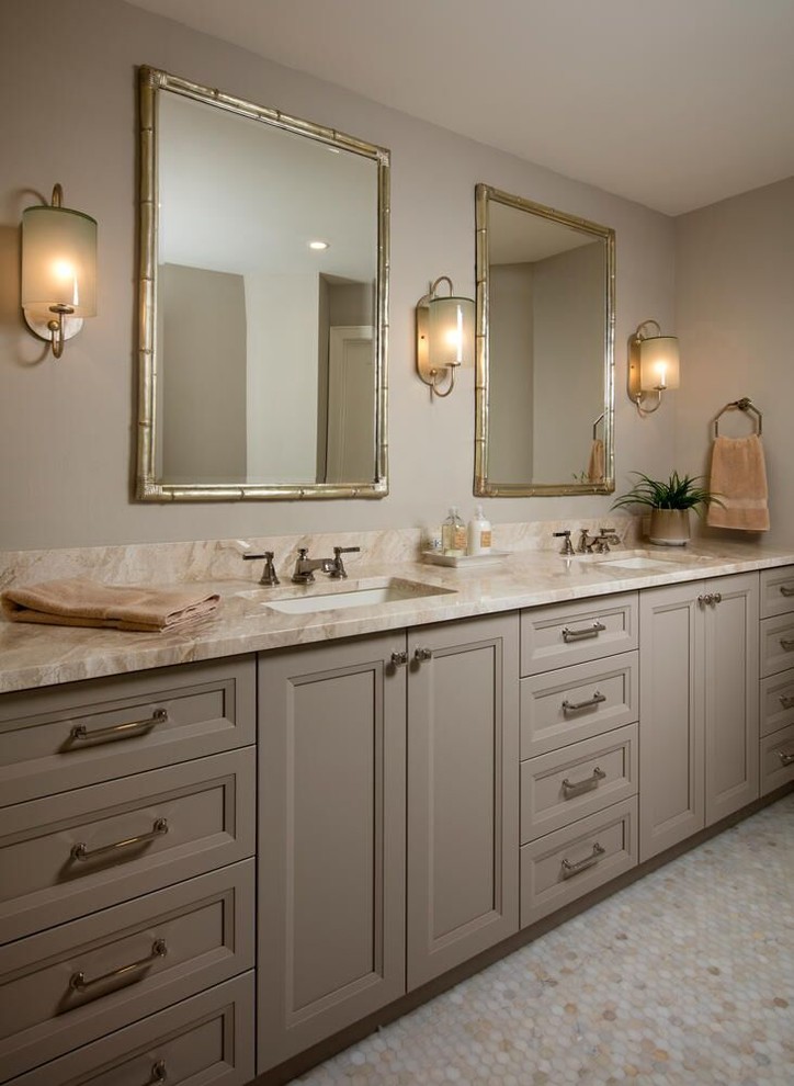 Ispirazione per una stanza da bagno padronale classica di medie dimensioni con ante con riquadro incassato, ante beige, pareti beige, pavimento in marmo, lavabo sottopiano, pavimento beige e top beige