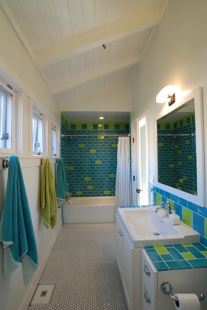 Пример оригинального дизайна: детская ванная комната: освещение в морском стиле с плиткой мозаикой, столешницей из плитки и разноцветной столешницей