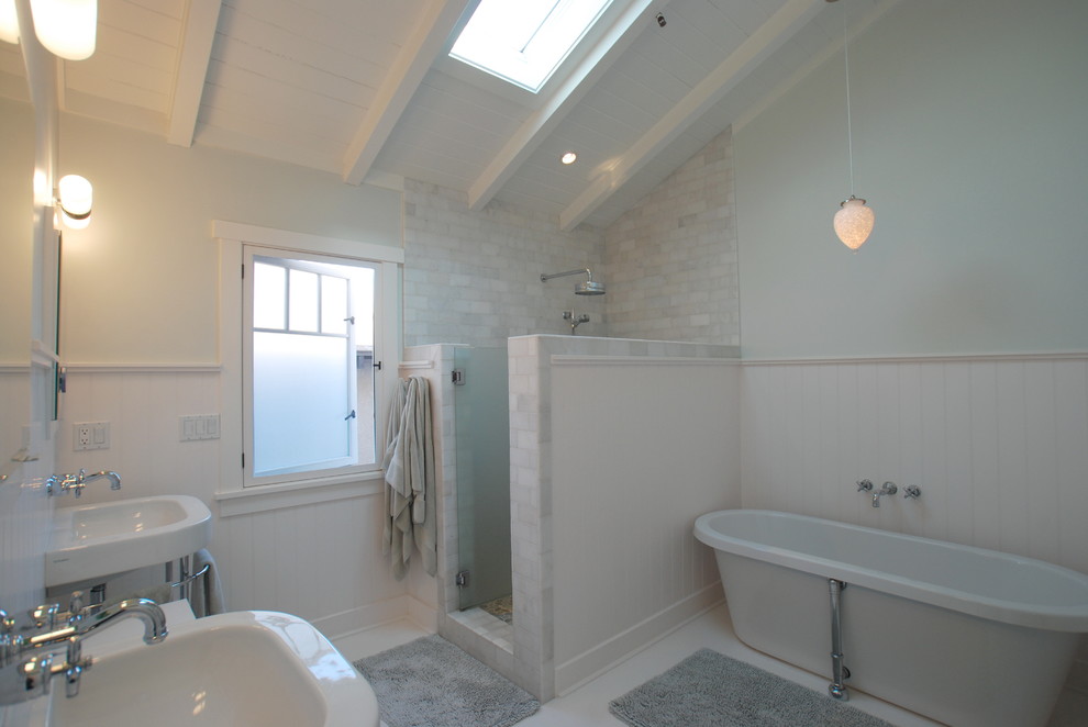 Пример оригинального дизайна: ванная комната в морском стиле с отдельно стоящей ванной, подвесной раковиной, открытым душем, плиткой кабанчик и душем с распашными дверями