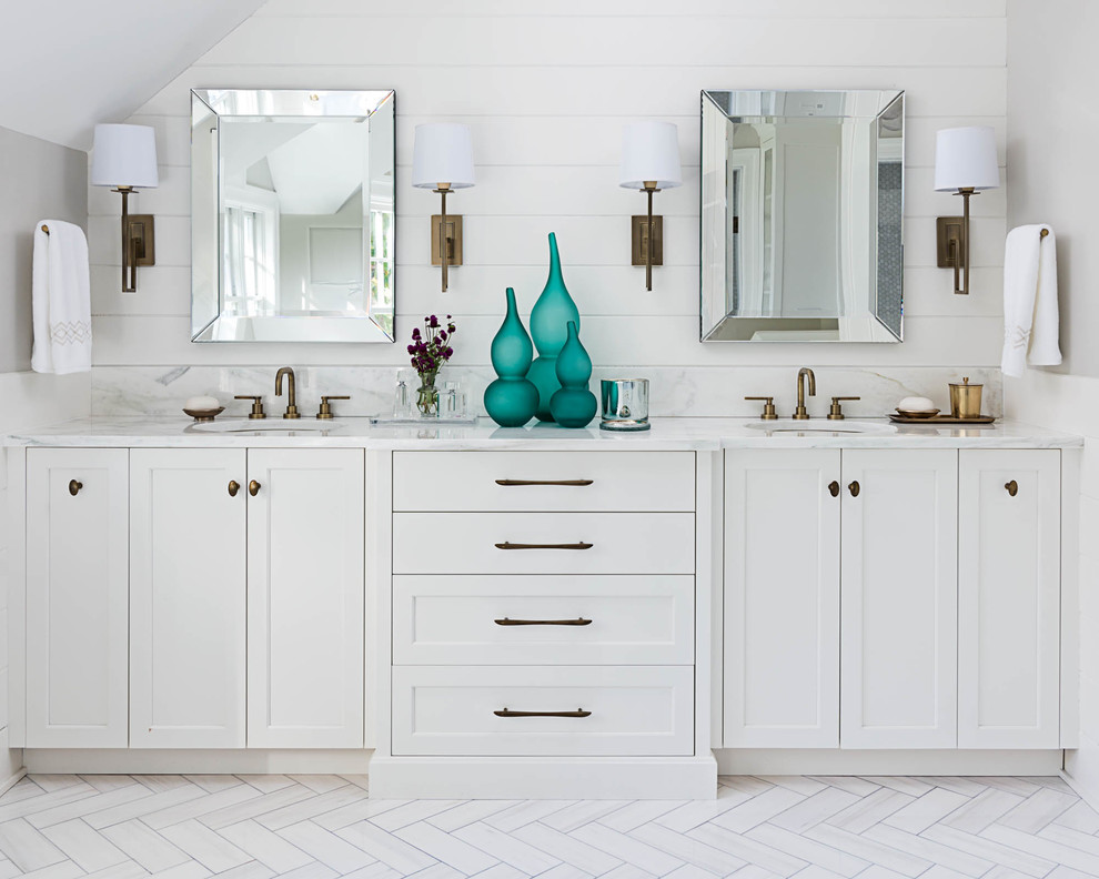 Exemple d'une salle de bain principale nature avec un placard avec porte à panneau encastré, des portes de placard blanches, un mur gris, un sol en marbre, un lavabo encastré, un plan de toilette en quartz et un sol blanc.