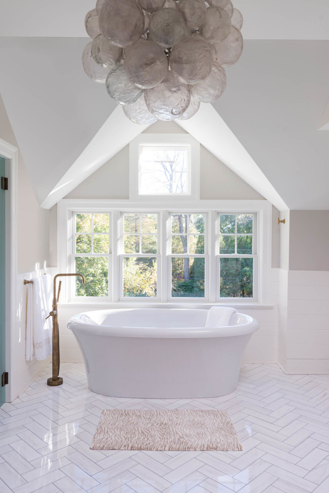Источник вдохновения для домашнего уюта: главная ванная комната в стиле кантри с отдельно стоящей ванной, белой плиткой, бежевыми стенами, мраморным полом и белым полом