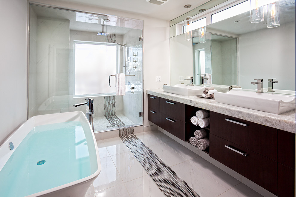 На фото: ванная комната в современном стиле с темными деревянными фасадами, настольной раковиной, плоскими фасадами, отдельно стоящей ванной, душем в нише и белыми стенами с