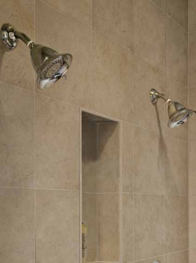 Inredning av ett modernt mellanstort en-suite badrum, med en dusch i en alkov, en toalettstol med separat cisternkåpa, brun kakel, porslinskakel, bruna väggar och klinkergolv i porslin