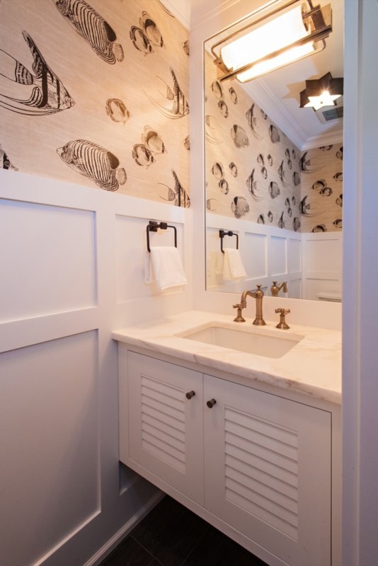 フィラデルフィアにある高級な小さなビーチスタイルのおしゃれな浴室 (アンダーカウンター洗面器、ルーバー扉のキャビネット、白いキャビネット、珪岩の洗面台、黒いタイル、磁器タイル、マルチカラーの壁、セラミックタイルの床) の写真