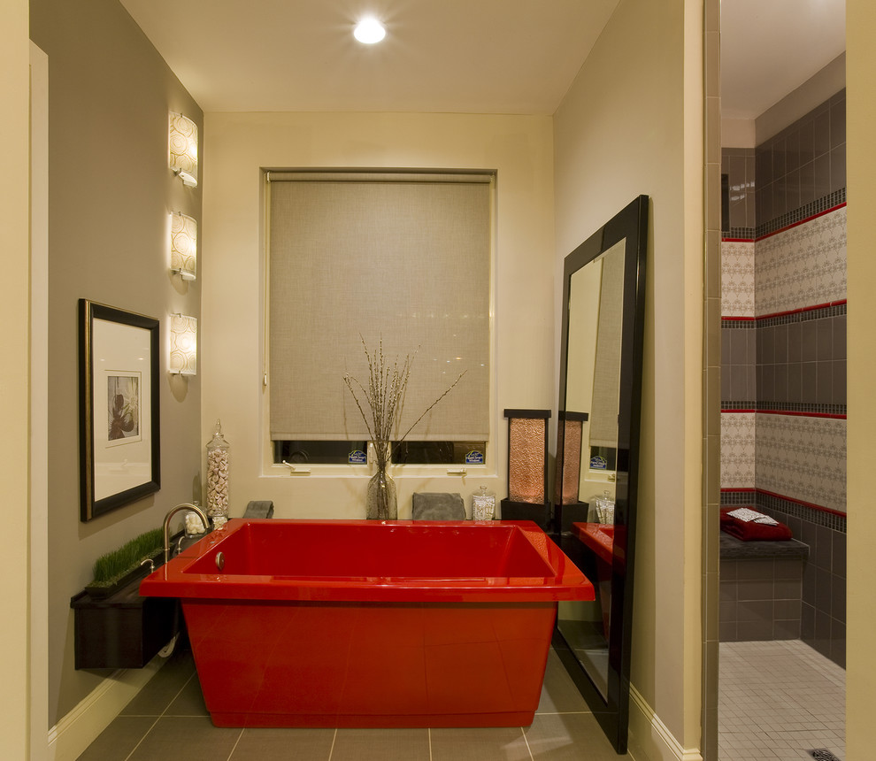 Foto de cuarto de baño contemporáneo con bañera exenta, ducha empotrada y baldosas y/o azulejos multicolor