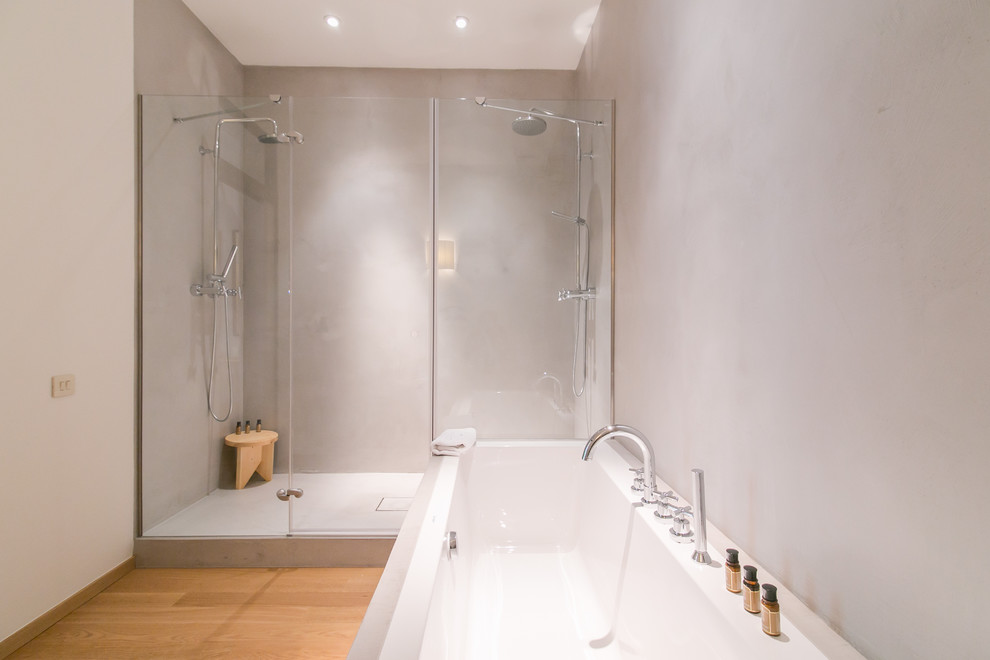 Mittelgroßes Skandinavisches Badezimmer En Suite mit Duschnische, weißer Wandfarbe, braunem Holzboden und Trogwaschbecken in Barcelona