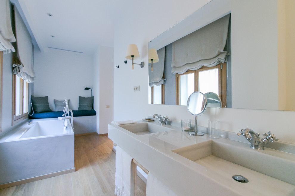 На фото: ванная комната среднего размера в скандинавском стиле с накладной ванной, белыми стенами, светлым паркетным полом, душевой кабиной и подвесной раковиной с