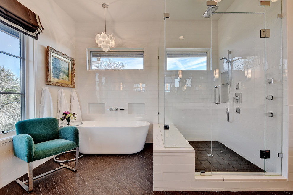 Inredning av ett modernt en-suite badrum, med ett fristående badkar