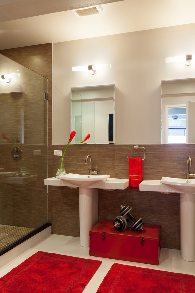 Ejemplo de cuarto de baño principal contemporáneo de tamaño medio con ducha esquinera, baldosas y/o azulejos beige, azulejos en listel, paredes beige, suelo de baldosas de porcelana, lavabo tipo consola y encimera de acrílico