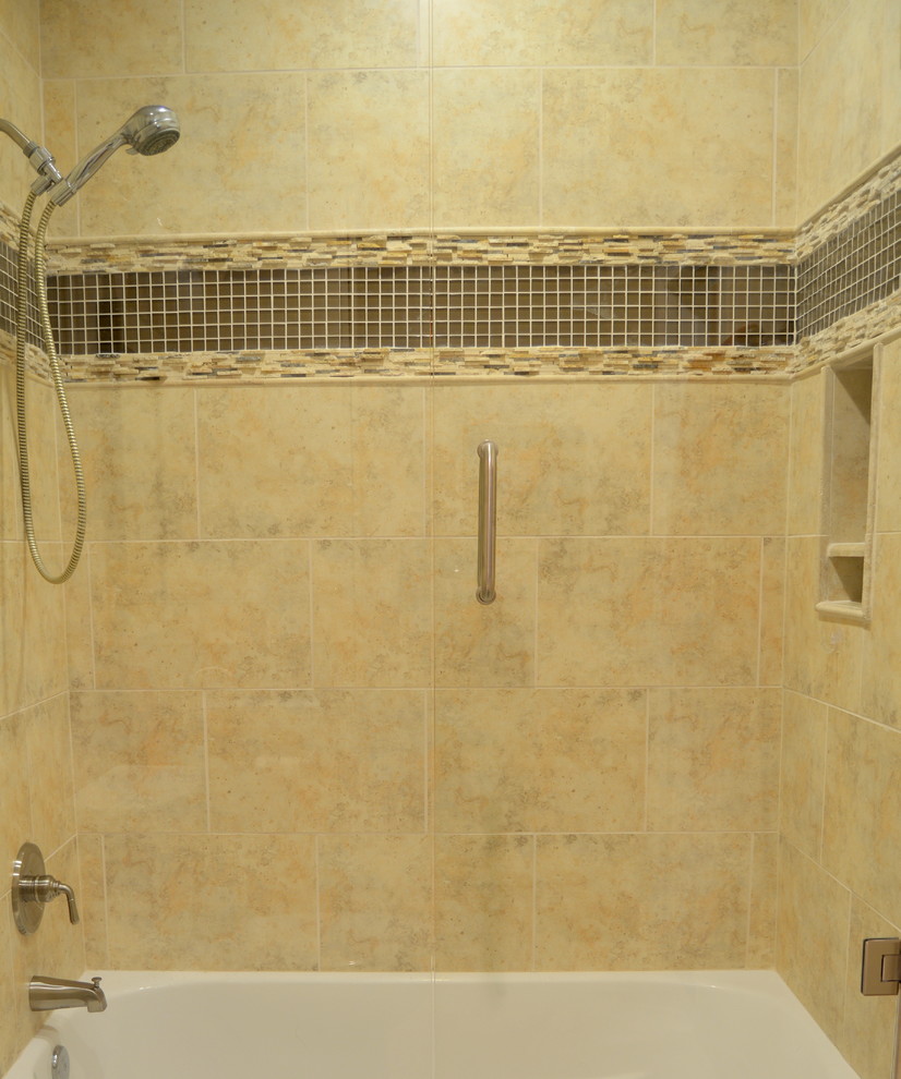 Стильный дизайн: маленькая главная ванная комната в стиле неоклассика (современная классика) с врезной раковиной, фасадами с выступающей филенкой, белыми фасадами, столешницей из гранита, ванной в нише, душем над ванной, унитазом-моноблоком, бежевой плиткой, керамической плиткой, бежевыми стенами и полом из керамической плитки для на участке и в саду - последний тренд