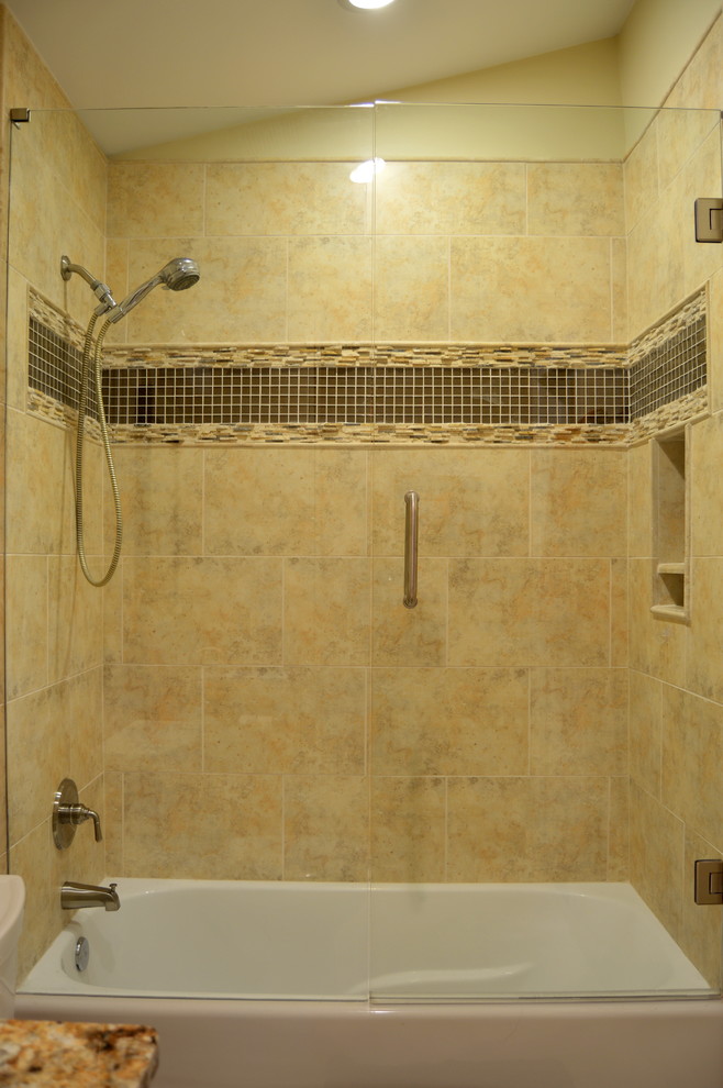 Идея дизайна: маленькая главная ванная комната в стиле неоклассика (современная классика) с врезной раковиной, фасадами с выступающей филенкой, белыми фасадами, столешницей из гранита, ванной в нише, душем над ванной, унитазом-моноблоком, бежевой плиткой, керамической плиткой, бежевыми стенами и полом из керамической плитки для на участке и в саду