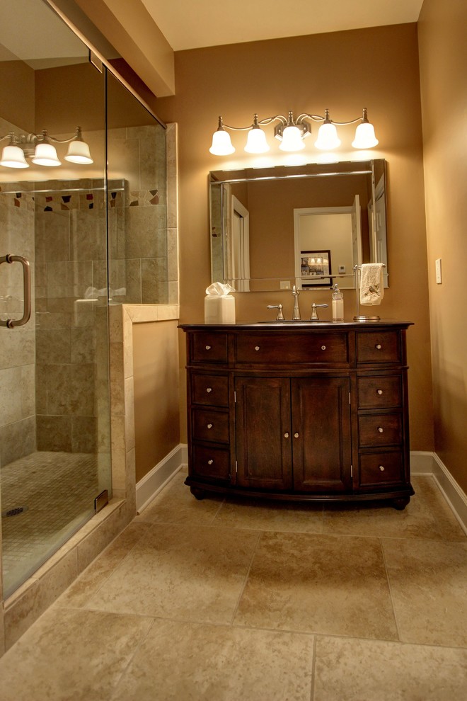 Idéer för att renovera ett mellanstort vintage en-suite badrum, med ett undermonterad handfat, möbel-liknande, skåp i mörkt trä, träbänkskiva, en dubbeldusch, en toalettstol med hel cisternkåpa, beige kakel, gula väggar och travertin golv