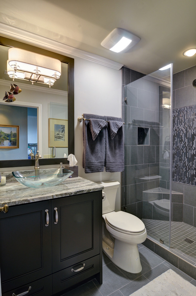Immagine di una stanza da bagno design con lavabo a bacinella, piastrelle a listelli e piastrelle grigie