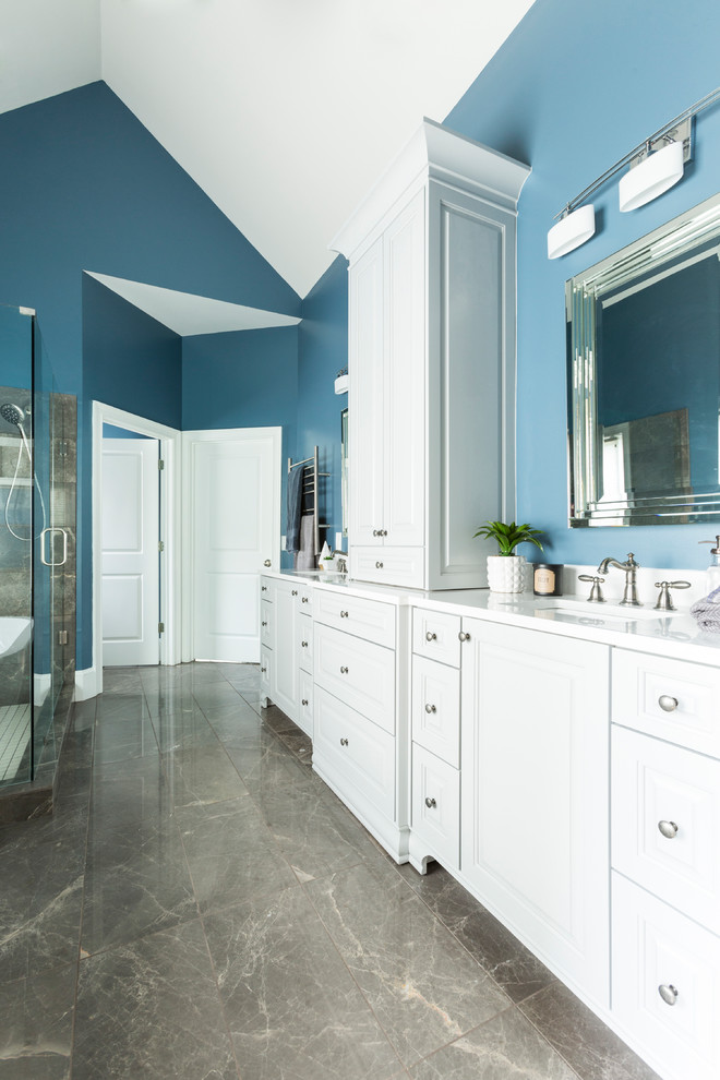 Пример оригинального дизайна: главная ванная комната среднего размера в современном стиле с фасадами с выступающей филенкой, серыми фасадами, отдельно стоящей ванной, угловым душем, коричневой плиткой, мраморной плиткой, синими стенами, мраморным полом, врезной раковиной, столешницей из кварцита, коричневым полом и душем с распашными дверями