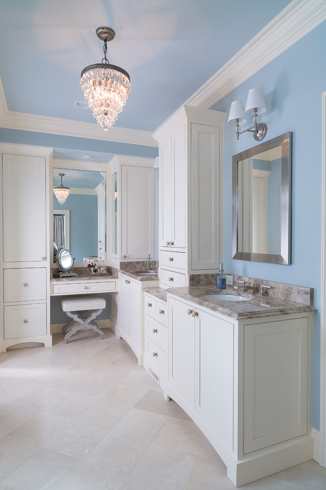 На фото: главная ванная комната среднего размера в классическом стиле с врезной раковиной, плоскими фасадами, белыми фасадами, мраморной столешницей, накладной ванной, двойным душем, раздельным унитазом, бежевой плиткой, каменной плиткой, синими стенами и мраморным полом с