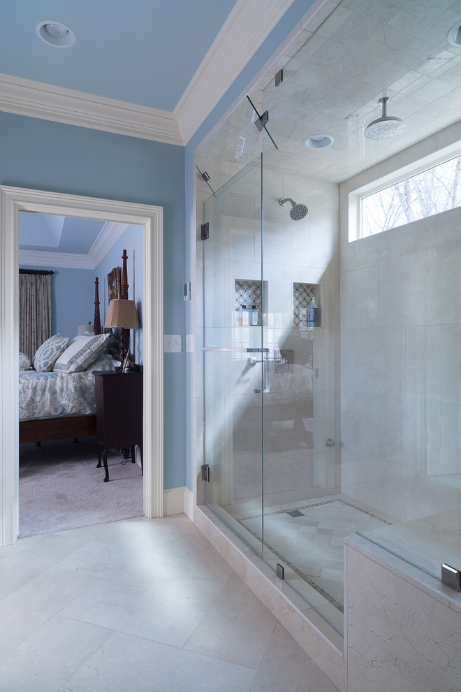 Источник вдохновения для домашнего уюта: главная ванная комната среднего размера в классическом стиле с врезной раковиной, плоскими фасадами, белыми фасадами, мраморной столешницей, двойным душем, раздельным унитазом, бежевой плиткой, каменной плиткой, синими стенами и мраморным полом